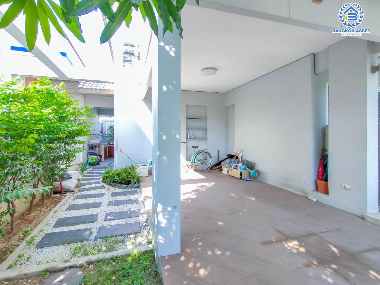 บ้านมือสองนนทบุรี ม.กาญจนาลักษณ์ เทพศิรินทร์ เนื้อที่ 41.7 ตร.ว. ฟังก์ชัน 3 ห้องนอน 2 ห้องน้ำ จอดรถได้ 1 คัน บนทำเลเชื่อมต่อถนนกาญจนาภิเษก ใกล้เซ็นทรัลเวสต์เกต ทางด่วน "ศรีรัช" และรถไฟฟ้าสายสีม่วง "สถานีตลาดบางใหญ่"